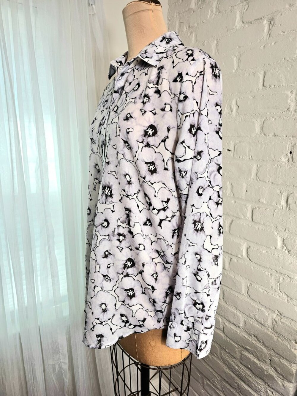 Banana Republic Dillon Floral Button Down Shirt Size L Black White Work Blouse - Picture 5 of 10